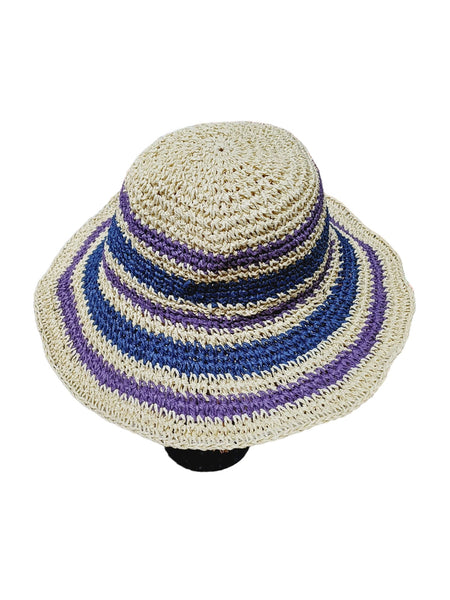 Sombrero beige tejido con detalle de franjas