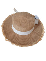 Sombrero beige tejido con detalle de chonga